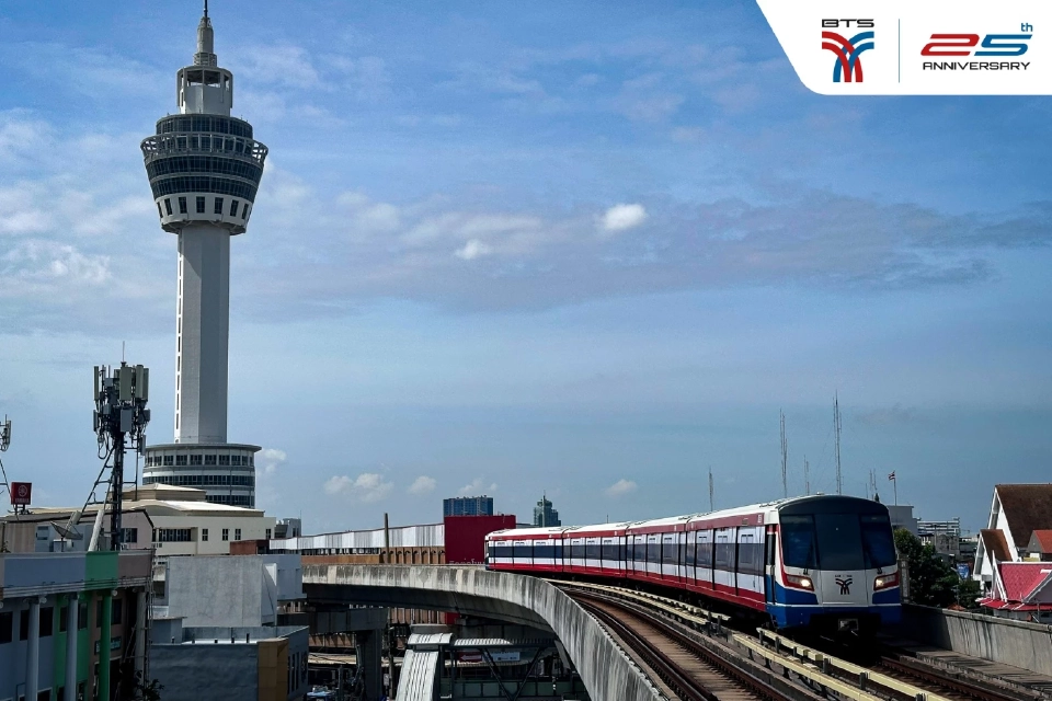 BTS ทำถึง! Wrap ขบวนรถไฟฟ้าเป็นธงชาติไทยที่ยาวที่สุด.