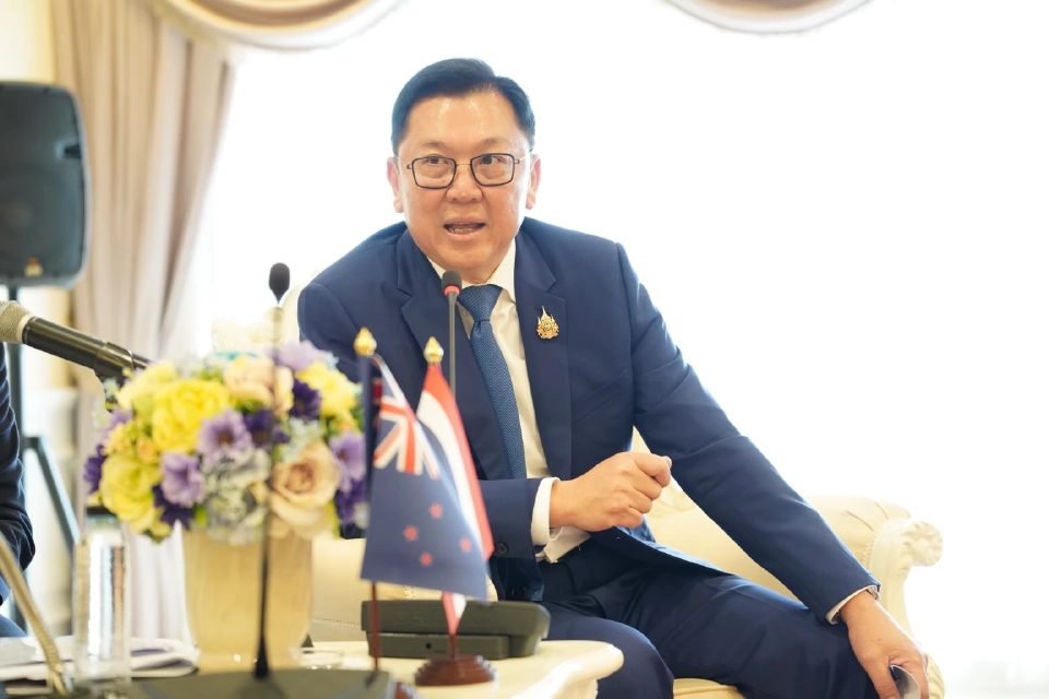 นายจตุพร บุรุษพัฒน์ รัฐมนตรีว่าการกระทรวงพาณิชย์