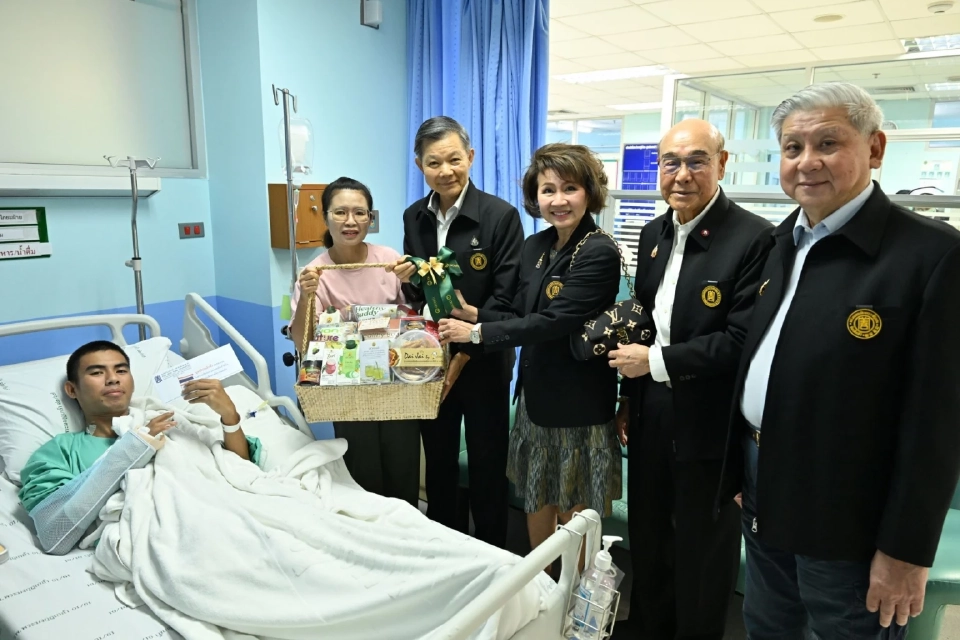 “ป่อเต็กตึ๊ง”มอบเงินปลอบขวัญทหารกล้าบาดเจ็บชายแดนไทย-กัมพูชา