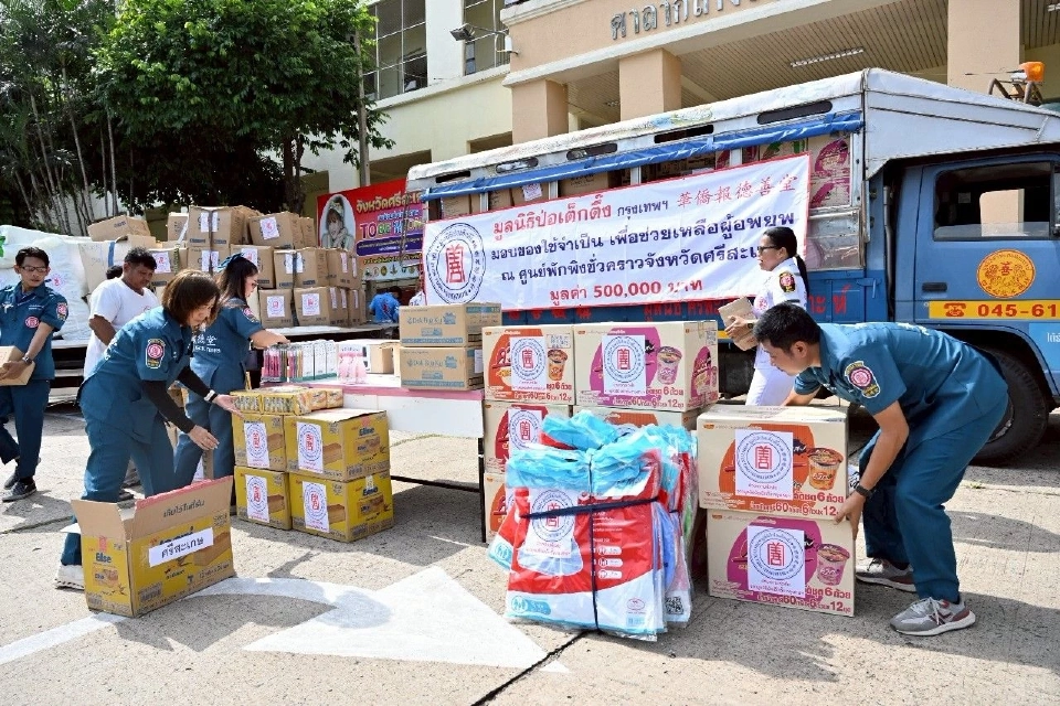 “ป่อเต็กตึ๊ง”ส่งต่อธารน้ำใจ มอบสิ่งของช่วยผู้หนีภัยชายแดนไทย-กัมพูชา