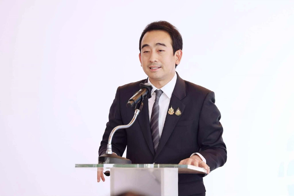 นายเผ่าภูมิ  โรจนสกุล รัฐมนตรีช่วยว่าการกระทรวงการคลัง 