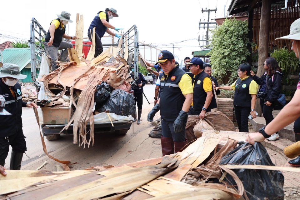 “พรรคกล้าธรรม” นำทีมผู้บริหารปูพรมทำความสะอาด ฟื้นฟูหลังน้ำท่วม จ.น่าน