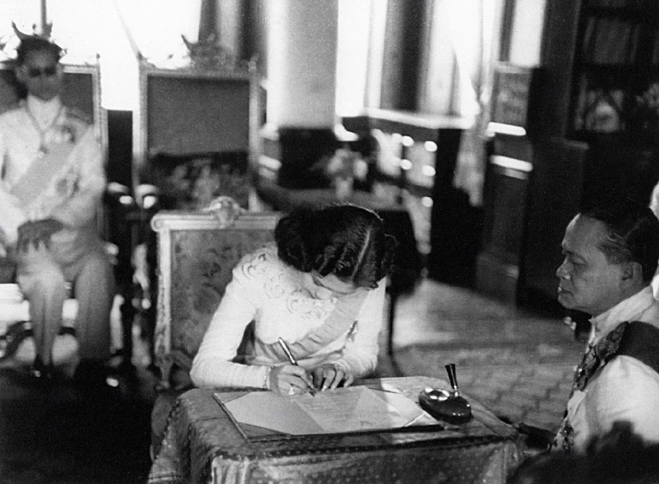 วันที่ 28 เมษายน 2493  ทรงลงพระนามาภิไธย ในสมุดทะเบียนสมรส