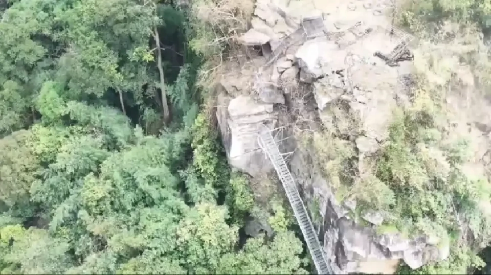 เปิดภาพทหารไทย ระเบิดบันไดช่องคานม้า สกัดกัมพูชาขึ้นภูมะเขือ