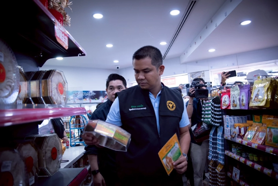 บุกซูเปอร์มาร์เก็ตจีนกลางเยาวราช ยึดสินค้าผิดกม. 5 หมื่นชิ้น มูลค่า 10 ล้าน