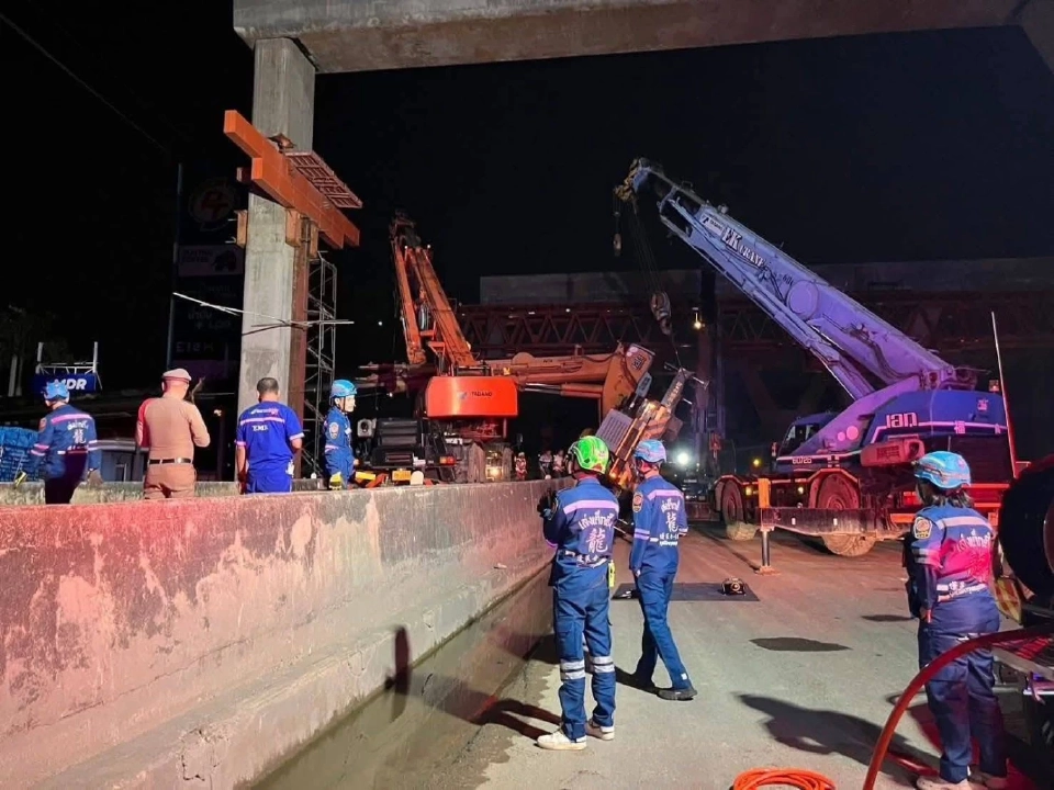 พระราม 2 อุบัติเหตุซ้ำซาก วันนี้รถเครนล้ม ทับรถสรรจรบนถนน  บาดเจ็บ 3 ราย