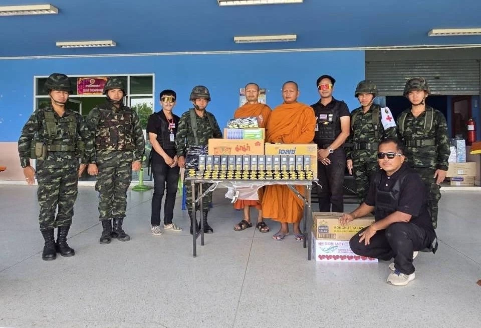 ''มาดามหยก' หนุนทหารไทยแนวหน้า ส่งเกราะ-สร้างบังเกอร์