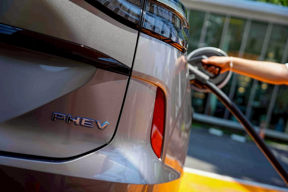 รถปลั๊กอินไฮบริด (PHEV)