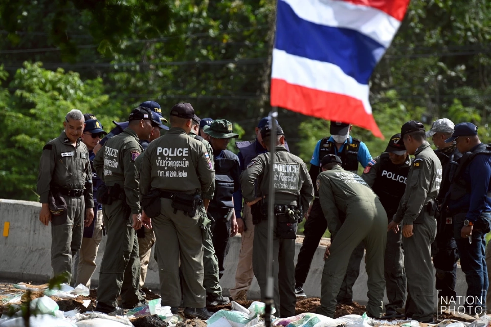 ประมวลภาพการทำลายจรวด BM-21 กลางถนนสายบ้านน้ำเย็น–บ้านผือ ศรีสะเกษ