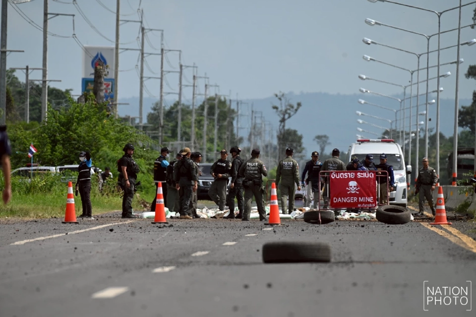 ประมวลภาพการทำลายจรวด BM-21 กลางถนนสายบ้านน้ำเย็น–บ้านผือ ศรีสะเกษ