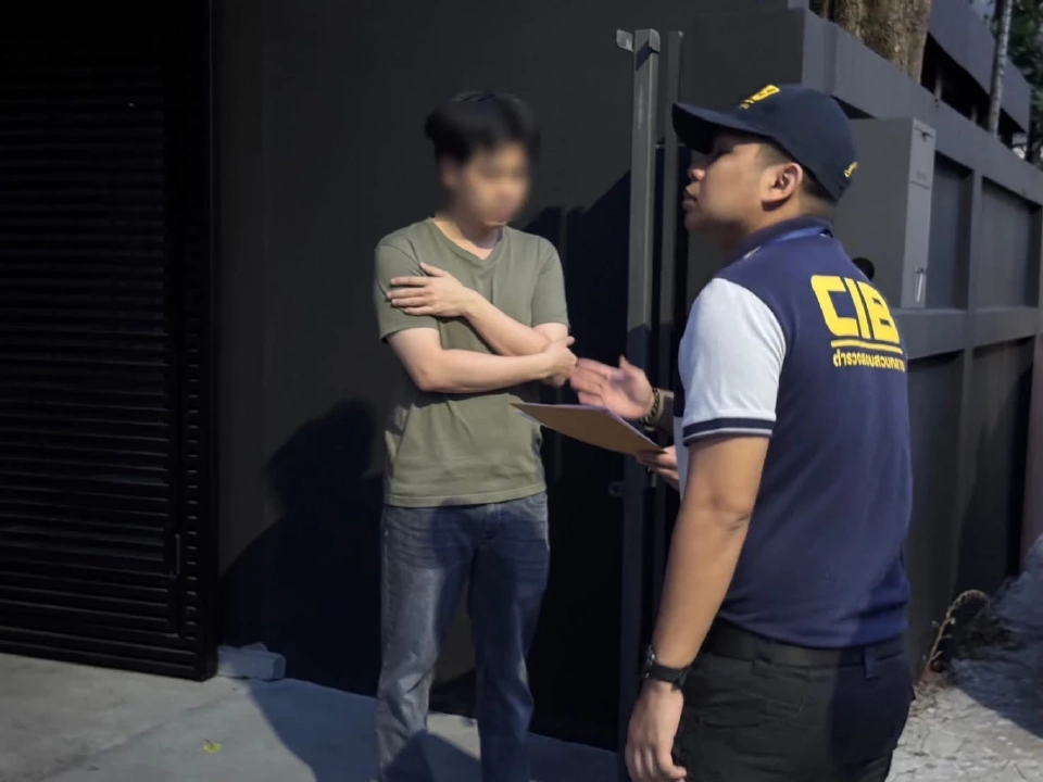 เบลอหน้า &quot;พระอลงกต&quot; กับ &quot;หมอบี&quot; ขณะถูกคุมตัว CIB ตอบแล้ว