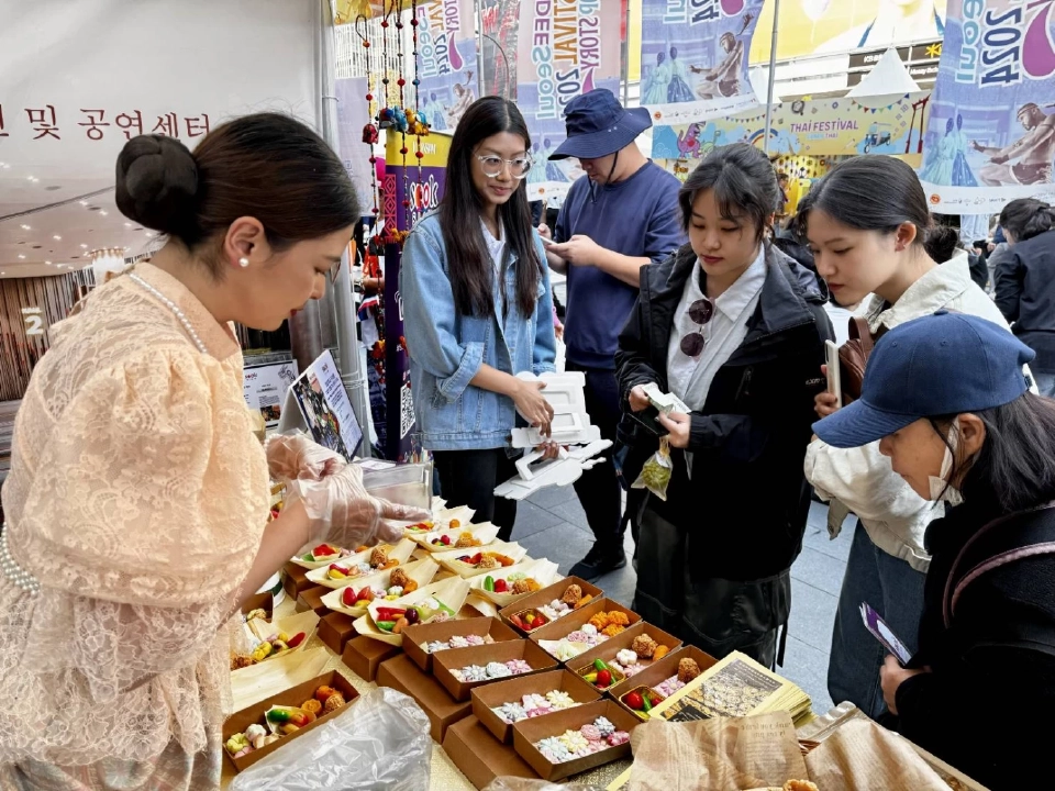 ไอคอนสยาม ยกทัพ Soft Power ไทย! บุกเกาหลีใต้ งาน Sawasdee Seoul 2025