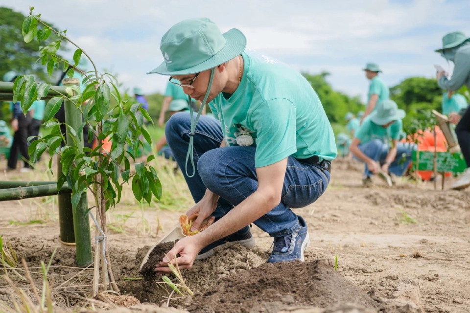 ผู้บริหารและพนักงาน ปตท.สผ. ร่วมกันปลูกต้นไม้ เพิ่มพื้นที่สีเขียวในโอกาสครบ 40 ปี