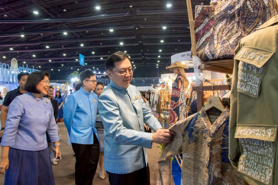 พาณิชย์ ดัน 30 ผู้ประกอบการ โชว์สินค้า OTOP คาดโกยยอดขายกว่า 10 ล้าน