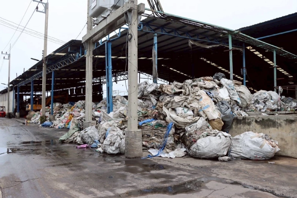 สั่งปิด “ซีโนไทย มารีน” ตั้งโรงงานเถื่อน ผลิตเม็ดพลาสติกจากขยะ