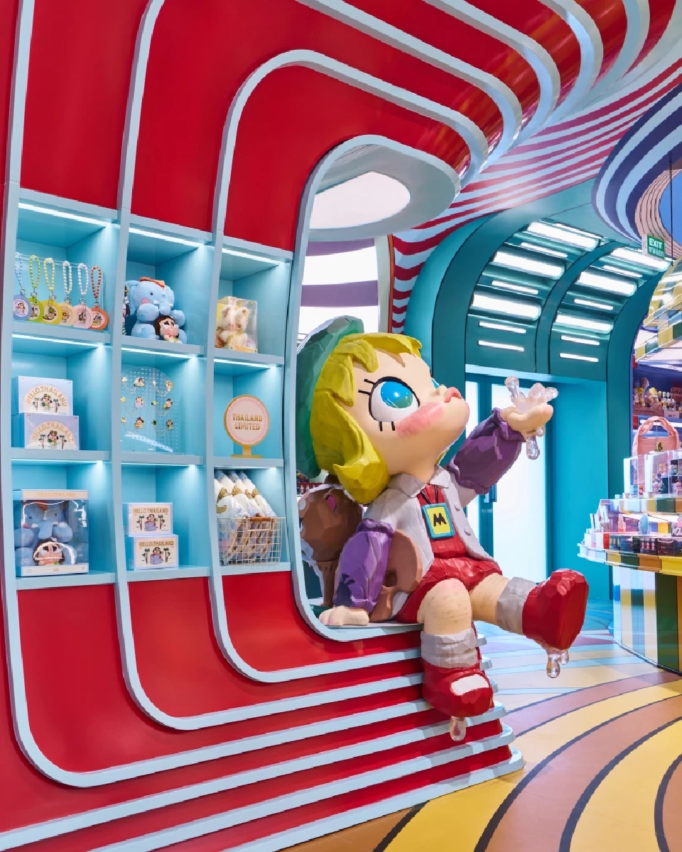 EXCLUSIVE SHOWTIME WITH MOLLY MASCOT 