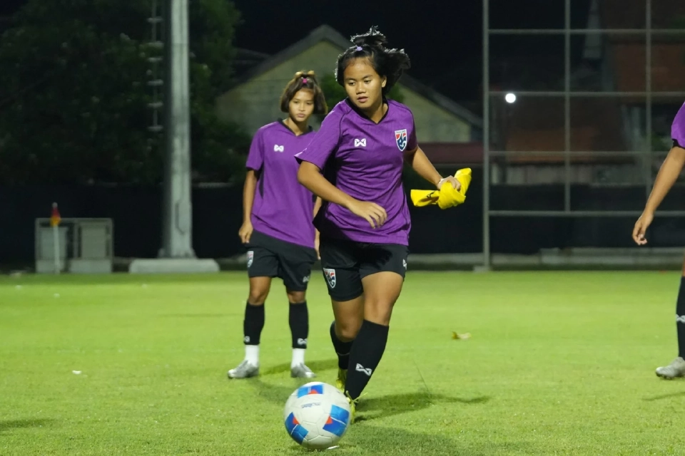 ทีมชาติไทย ลงสนามฝึกซ้อมก่อนดวลกับ ออสเตรเลีย 