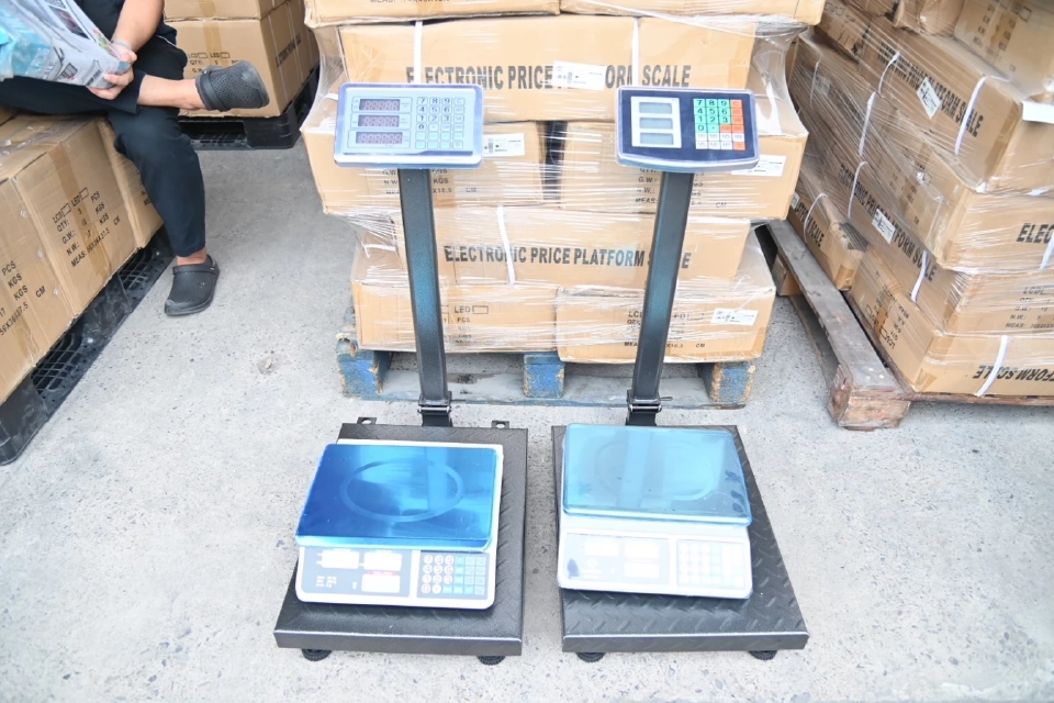 พาณิชย์ บุกจับโกดังเครื่องชั่งเถื่อน ยึดล็อตใหญ่กว่า 1,600 เครื่อง