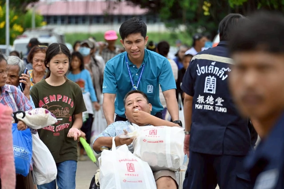 ป่อเต็กตึ๊งจัด “ทิ้งกระจาด 2568 ”แจกเครื่องอุปโภค-บริโภคที่บ้านแพ้ว