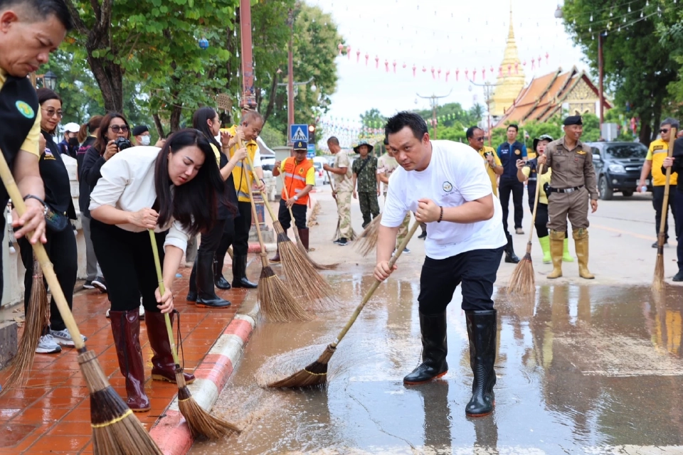 “พรรคกล้าธรรม” นำทีมผู้บริหารปูพรมทำความสะอาด ฟื้นฟูหลังน้ำท่วม จ.น่าน