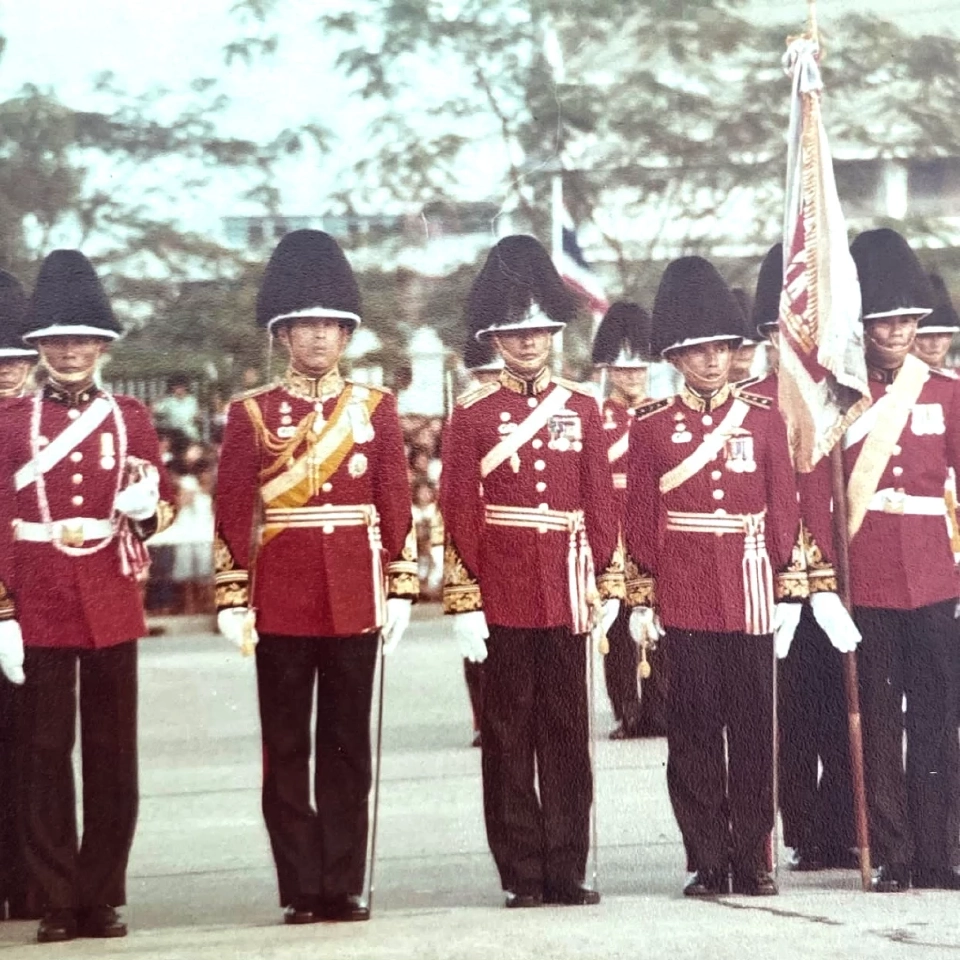 พระบรมฉายาลักษณ์ที่อัญเชิญมานี้ราวปี 2522 พระบาทสมเด็จพระเจ้าอยู่หัว เมื่อครั้งทรงดำรง เมื่อครั้งทรงดำรงพระอิสริยยศสยามมงกุฎราชกุมาร ทรงนำเหล่าทหารรักษาพระองค์เข้าเฝ้าทูลละอองธุลีพระบาทถวายสัตย์ปฏิญาณ ในพิธีสวนสนามฯ