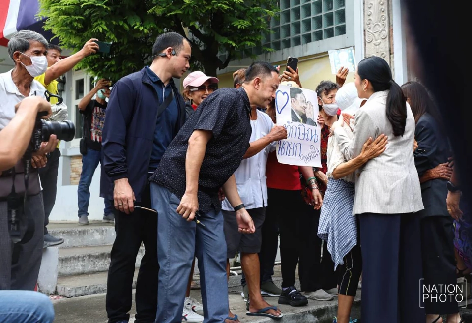 “คุณหญิงพจมาน-อิ๊งค์-เอม” เยี่ยม“ทักษิณ” ถูกตัดผมทำใจได้