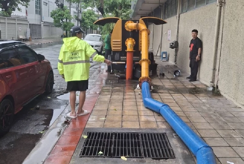 กรุงเทพ ฝนตกต่อเนื่อง น้ำทะเลหนุน พื้นที่ชั้นในระบายน้ำช้า