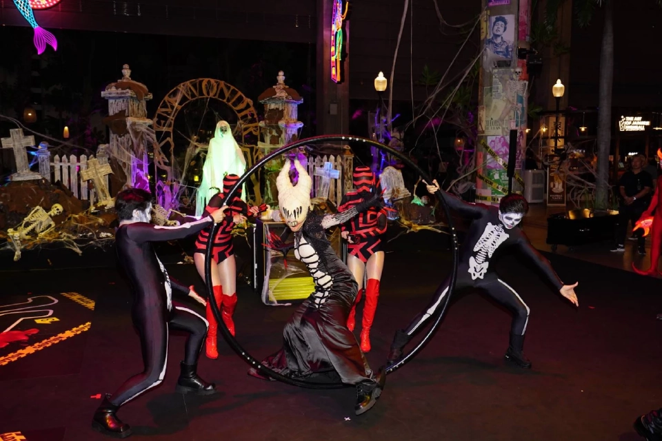 แจ็คสัน หวัง นำทีมสยอง! EM DISTRICT HAUNTED HALLOWEEN 2025