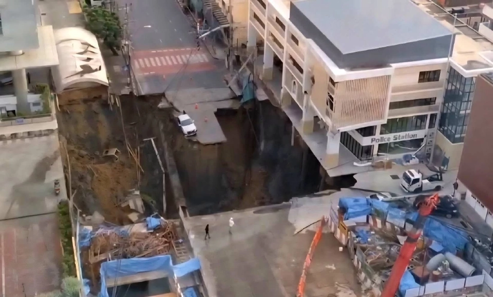 ถนนทรุดตัว ผบ.ตร.สั่งตำรวจนครบาล ดูแลความปลอดภัยและอำนวยการจราจร 