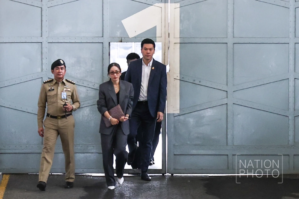 พินทองทา ชินวัตร คุณากรวงศ์ หรือ “เอม” บุตรสาวคนกลาง และ ปิฎก สุขสวัสดิ์ ลูกเขยคนเล็ก สามีของ แพทองธาร ชินวัตร  เข้าเยี่ยม ทักษิณ ชินวัตร ที่เรือนจำกลางคลองเปรม