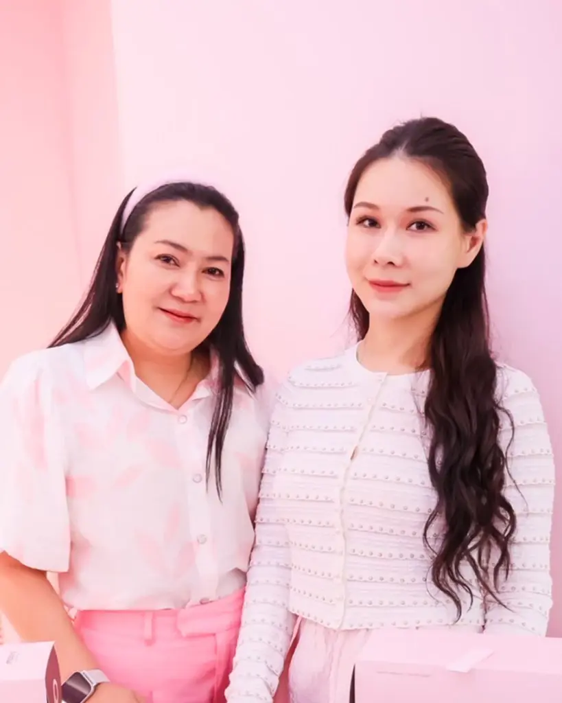 นางสาว สุรลักษณ์ รอดภัย กับ นางสาว ฝาน กู่
