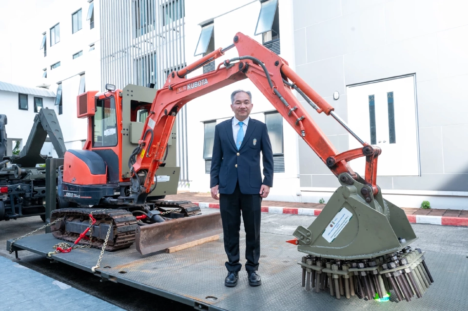 เปิดตัวต้นแบบรถขุดตักดัดแปลงทำลาย ‘ทุ่นระเบิด PMN-2’ ลดสูญเสีย