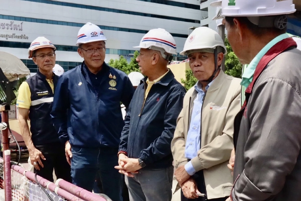 พิพัฒน์ รัชกิจประการลงพื้นที่บริเวณถนนสามเสนทรุดตัว