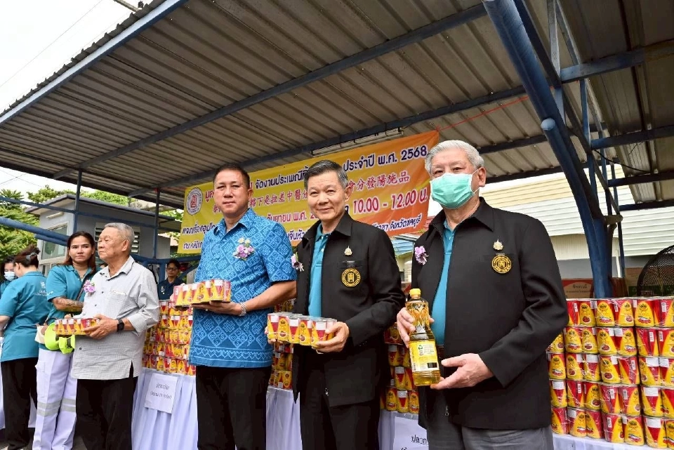 “ป่อเต็กตึ๊ง”ทิ้งกระจาดแจกถุงยังชีพแก่ผู้ยากไร้ศรีราชา