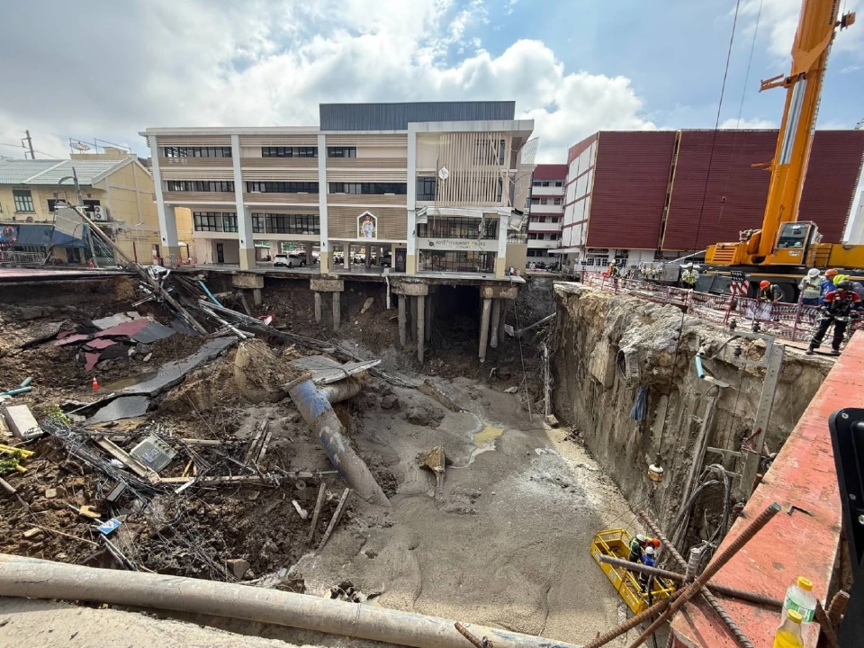 ถนนสามเสนทรุดตัว