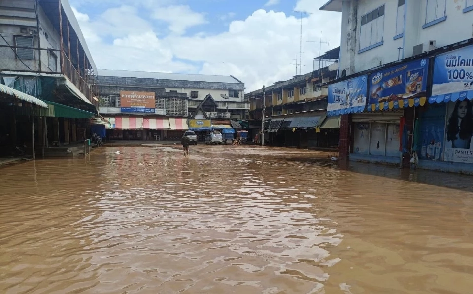 น้ำท่วมจุดจำหน่ายตั๋วตลาดหล่มสัก รถโดยสารไม่สามารถเข้ารับ-ส่งผู้โดยสารได้