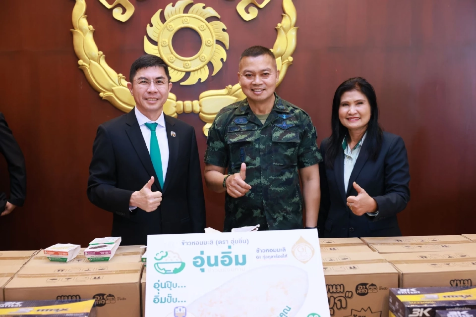 ธ.ก.ส. มอบข้าวพร้อมทาน’อุ่นอิ่ม’ให้กองทัพบก 12,000 ถ้วย