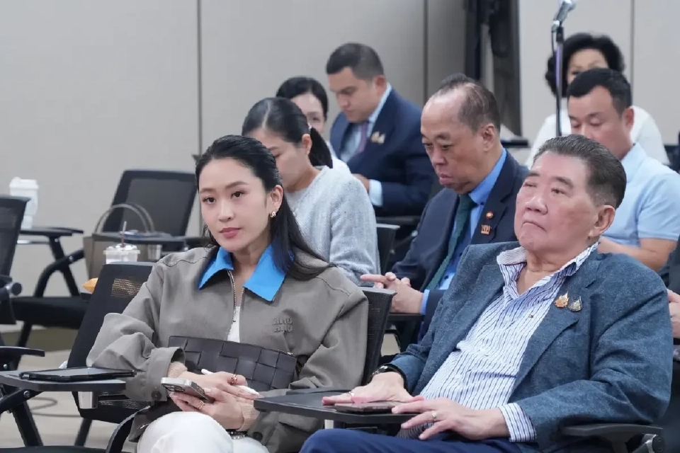 คุณหญิงพจมาน เข้าพรรคเพื่อไทยให้กำลังใจ สส. “สู้ๆ” สมาชิกเฮลั่น