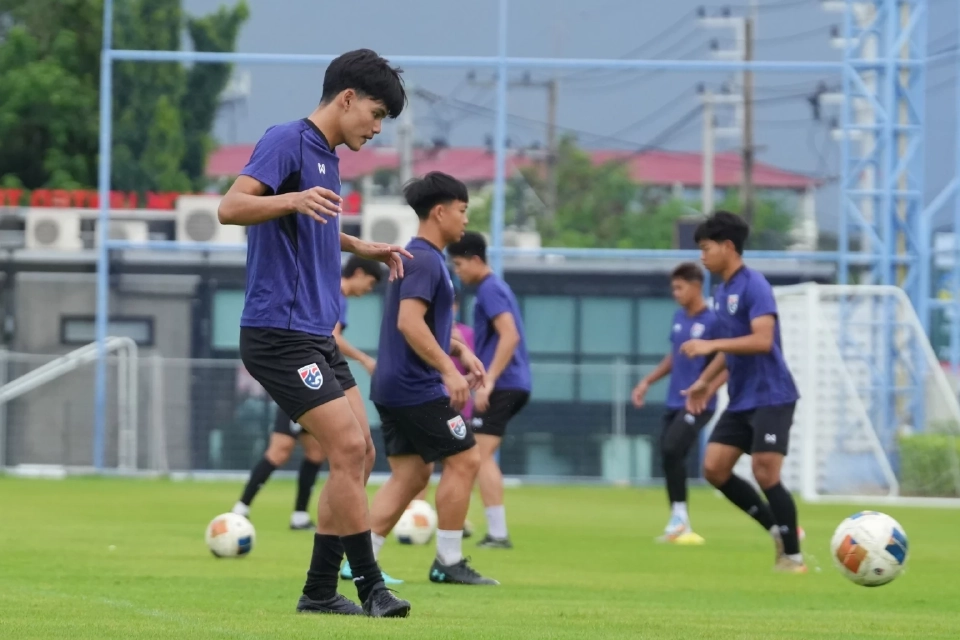 นักเตะทีมชาติไทย ลงสนามซ้อมก่อนพวกับ มาเลเซีย