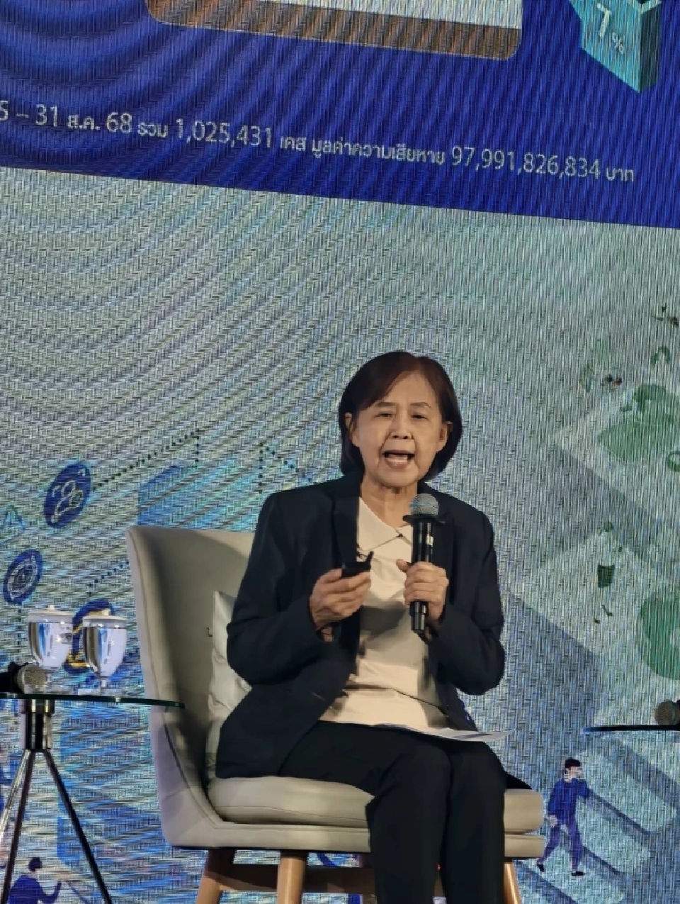 รศ.ดร.นวลน้อย ตรีรัตน์ อาจารย์ประจำคณะเศรษฐศาสตร์ จุฬาลงกรณ์มหาวิทยาลัย