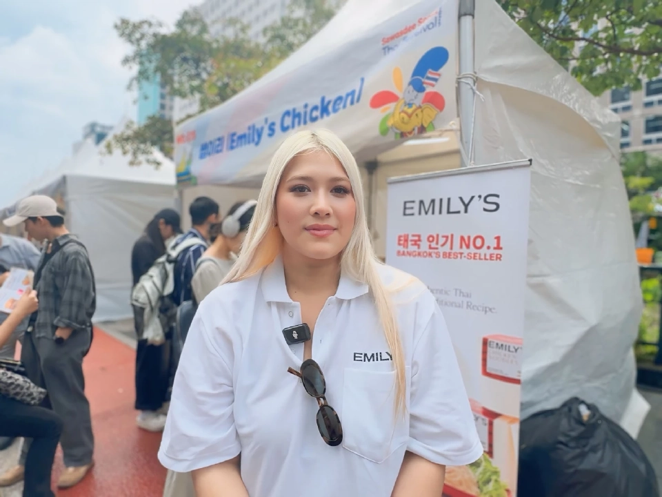 นัยนชนก ปัทมสิงห์ ณ อยุธยา เจ้าของแบรนด์ Emily’s เส้นหมี่ไก่ฉีก (คุณเพ็บ)