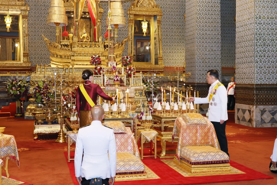ในหลวง-พระราชินี ทรงบำเพ็ญพระราชกุศลฯ วันคล้ายวันพระบรมราชสมภพ ร.8 ครบ 100 ปี