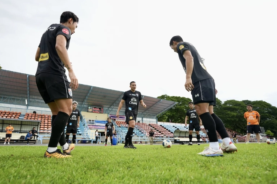 ทีมชาติไทย ลงสนามซ้อมก่อนดวล อิรัก