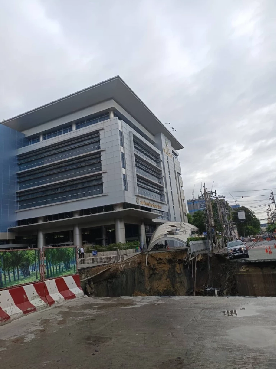 ถนนทรุด หน้าวชิรพยาบาล เครดิตภาพ : X กรุงเทพมหานคร