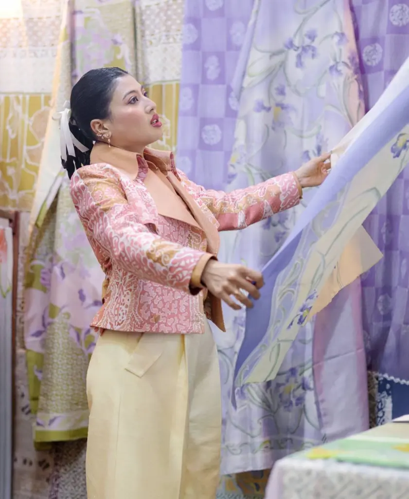 สมุดภาพประวัติศาสตร์ 'เจ้าฟ้าสิริวัณณวรีฯ' แรงบันดาลใจสร้างสรรค์ผ้าไทยสู่สากล