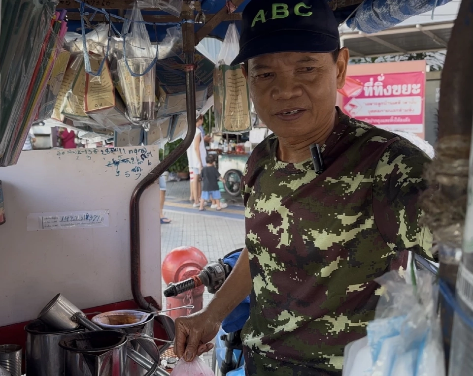 นายสังขร งาสาร เจ้าของร้านน้ำชง 