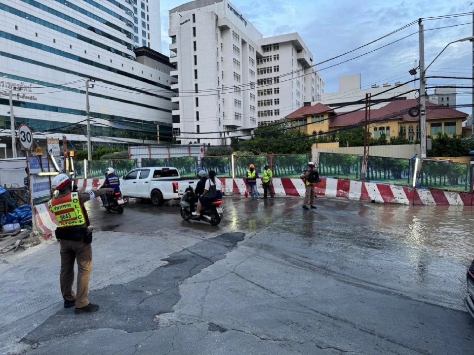 ถนนทรุด หน้าวชิรพยาบาล เครดิตภาพ : X กรุงเทพมหานคร