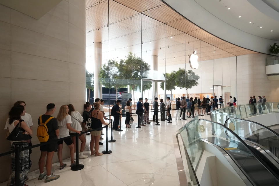 iPhone 17 ถึงมือแล้ว! คิวแน่น ICONSIAM แฟนๆ แห่รับเครื่องวันแรก