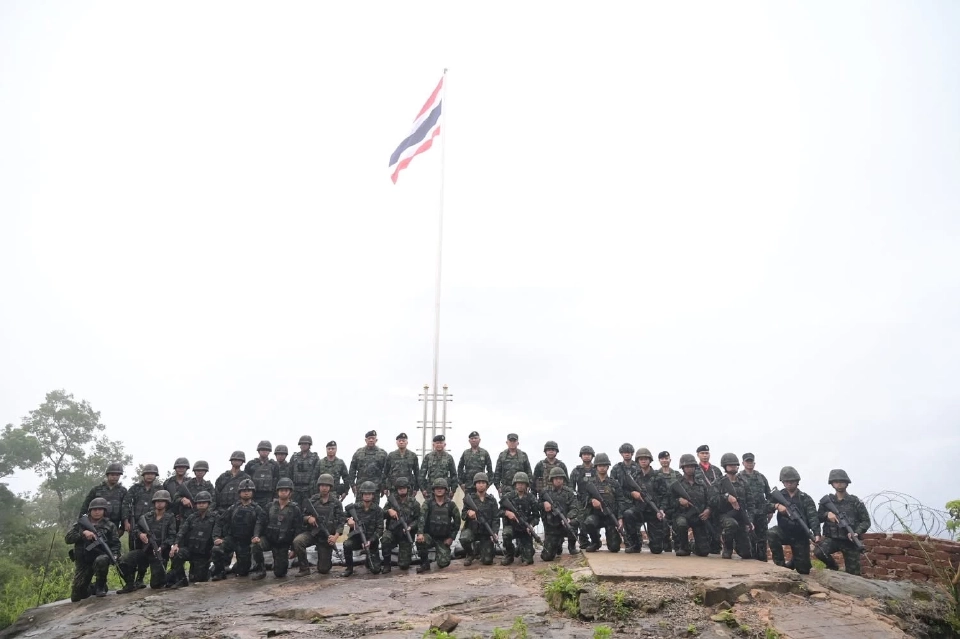 พลโท บุญสิน  พาดกลาง แม่ทัพภาคที่ 2 พร้อมด้วยผู้บัญชาการกองกำลังสุรนารี และคณะ ทำพิธีเชิญธงชาติและร่วมร้องเพลงชาติไทยกับเหล่าทหารกล้า ณ ยอดภูมะเขือ ชายแดนไทย-กัมพูชา ต.เสาธงชัย อ.กันทรลักษ์ จ.ศรีสะเกษ