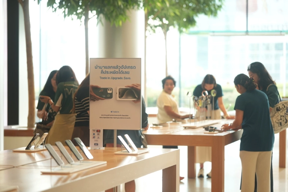iPhone 17 ถึงมือแล้ว! คิวแน่น ICONSIAM แฟนๆ แห่รับเครื่องวันแรก